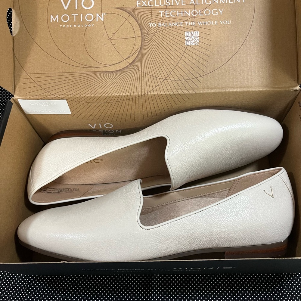 Vionic Black Shoe Box

Willa II Crème. Brand new. 
Size 10